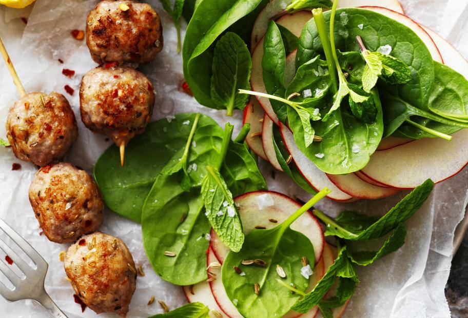 Hackbällchen-Spieße mit Spinat-Apfel-Salat