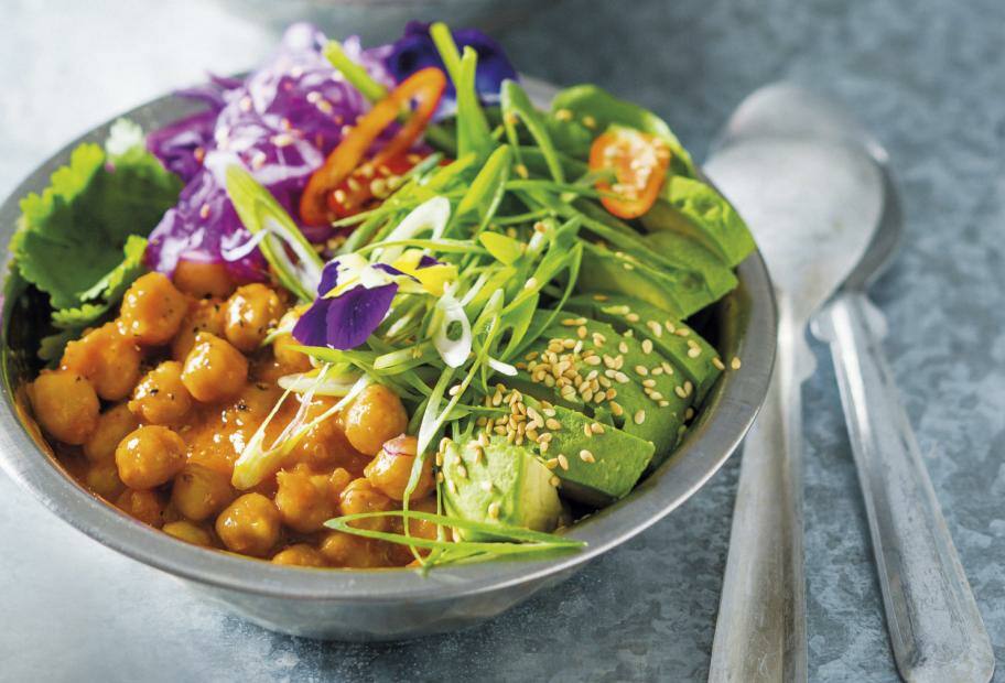 Asiatische Avocado-Kichererbsen-Bowl