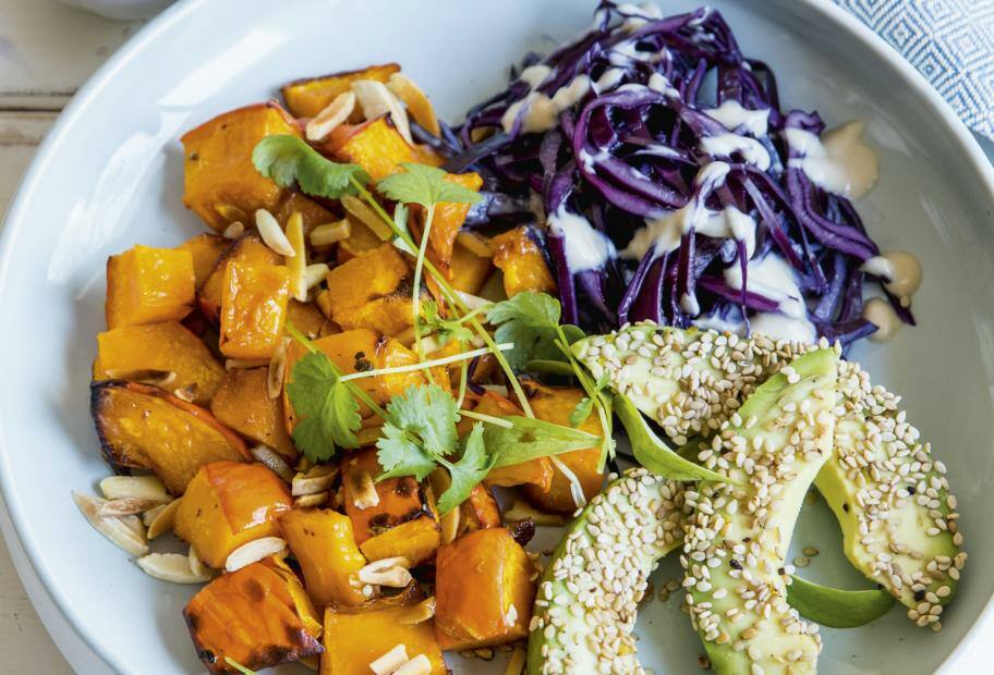 Rotkohl-Slaw mit Kürbis und Avocado