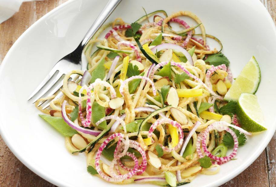 Veganes Pad Thai mit Gemüsenudeln und Erdnuss-Dressing