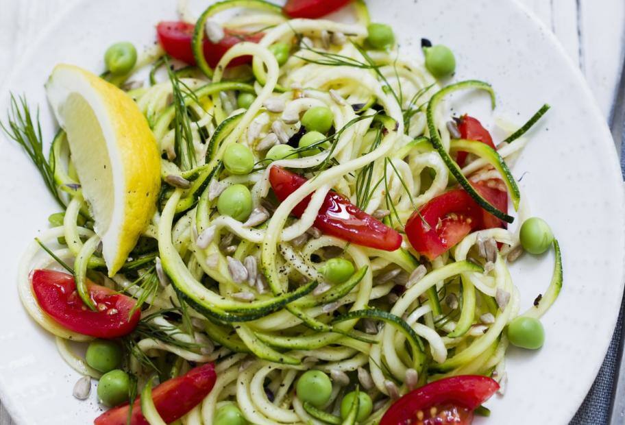 Zucchini-Nudeln mit Erbsen und Sonnenblumenkernen