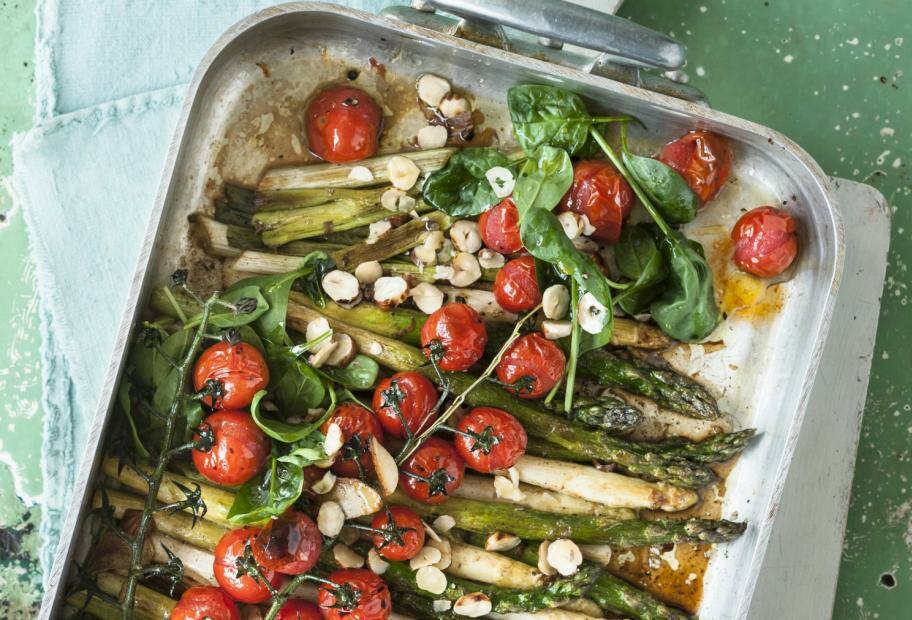 Ofen-Spargel mit Kirschtomaten