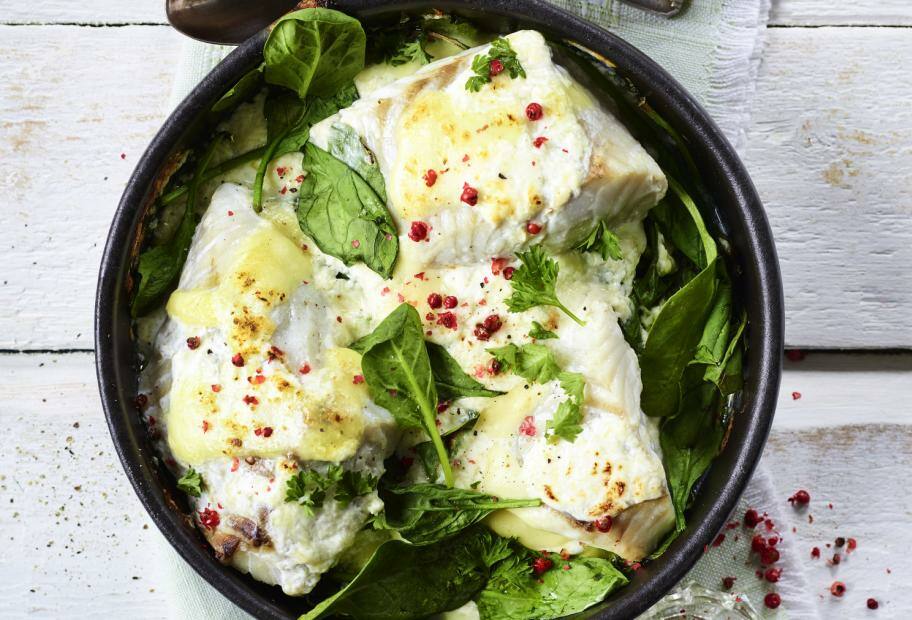 No Carb Seelachs auf Blattspinat mit Mozzarellakruste