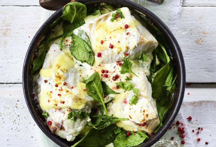 No Carb Seelachs auf Blattspinat mit Mozzarellakruste