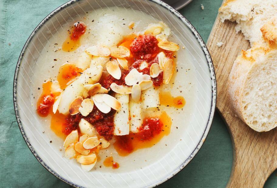 Spargelcremesuppe mit Tomatenöl