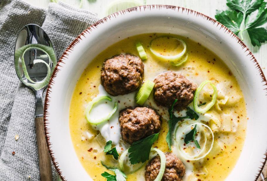 Die cremigste Käse-Porree-Suppe mit Hackbällchen