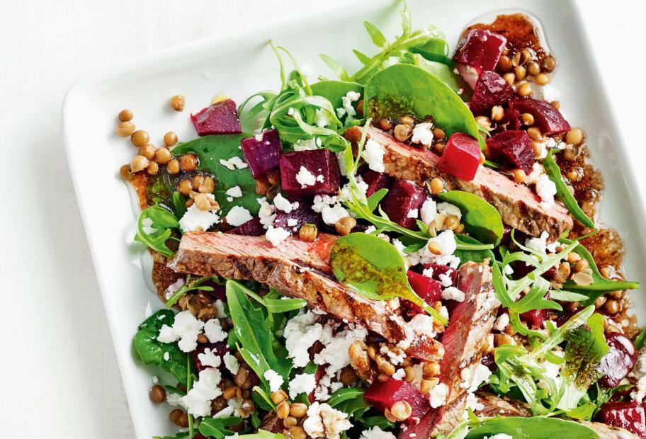 Linsen-Salat mit Steak, Roter Bete und Feta