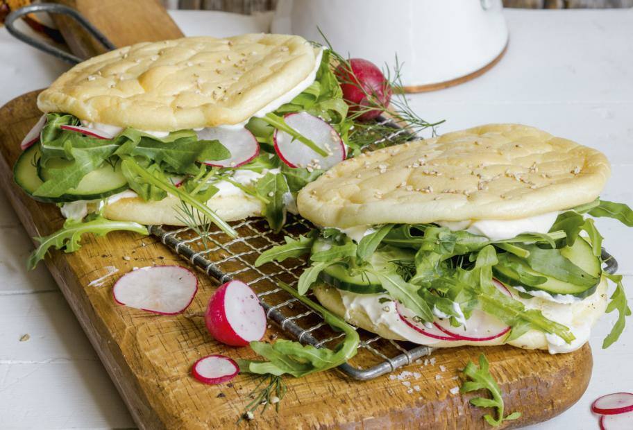 Cloud-Bread-Sandwich mit Salat und Crème fraîche