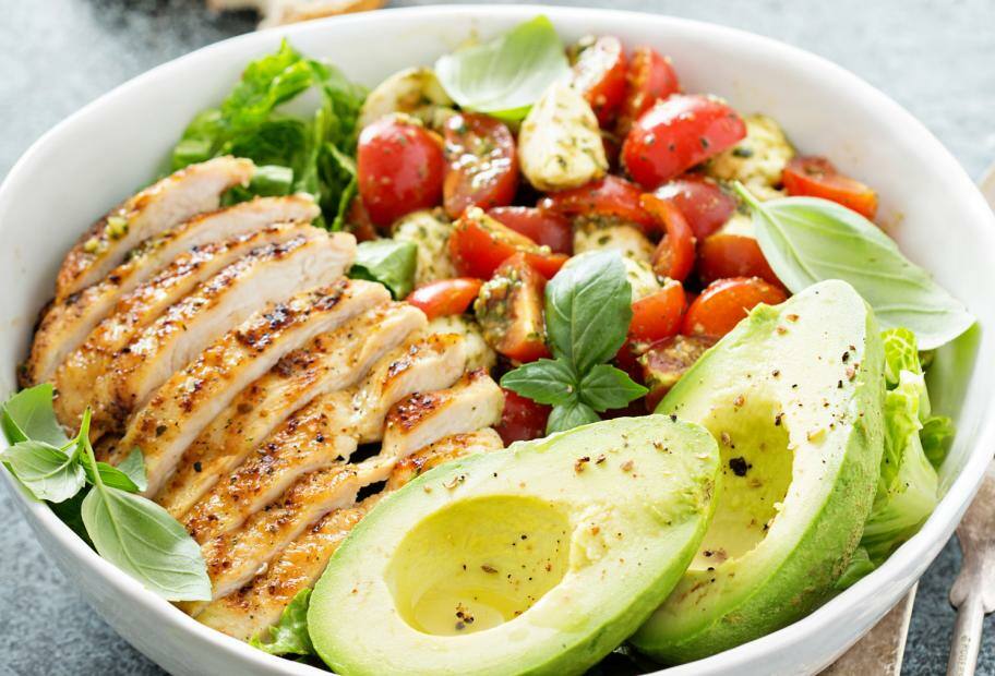 Schnelle Low Carb-Bowl mit Avocado und Hähnchen