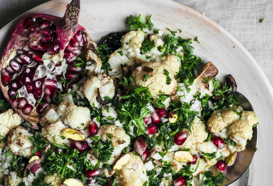 Sa­lat mit Blu­men­kohl und Gra­nat­ap­fel­ker­nen