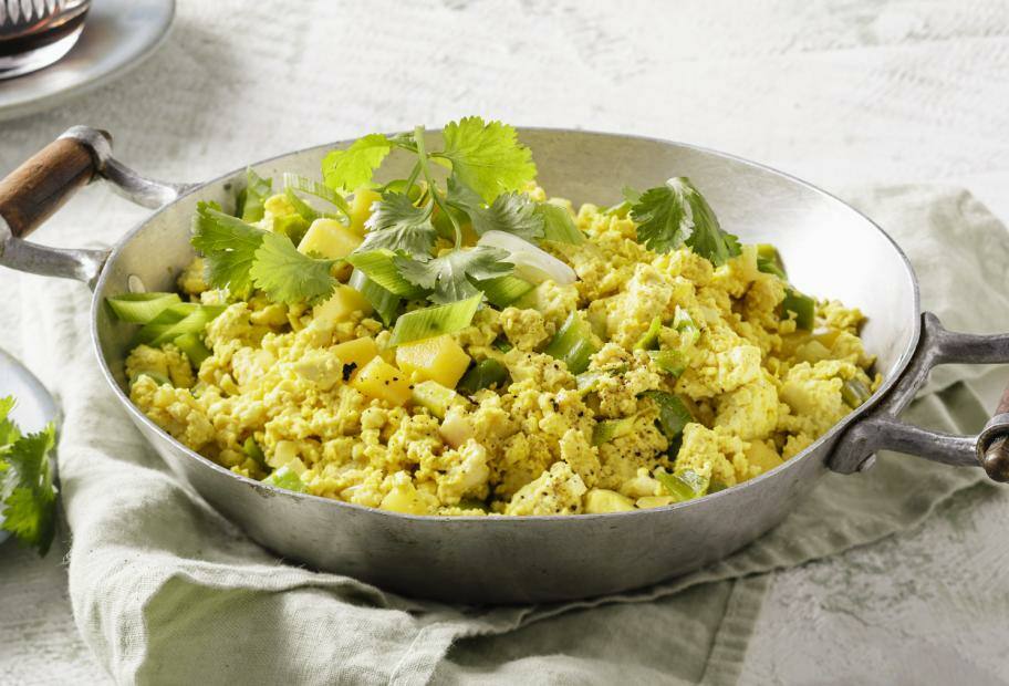 Veganes Tofu-'Rührei' mit Mango