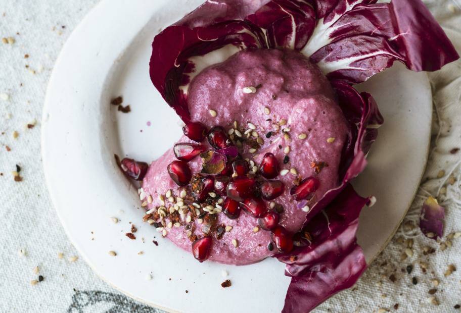 Hummus mit Roter Bete auf Radiccio