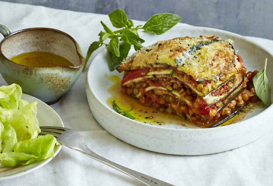 Zucchini-Auberginen-Lasagne mit Linsen-Bolognese