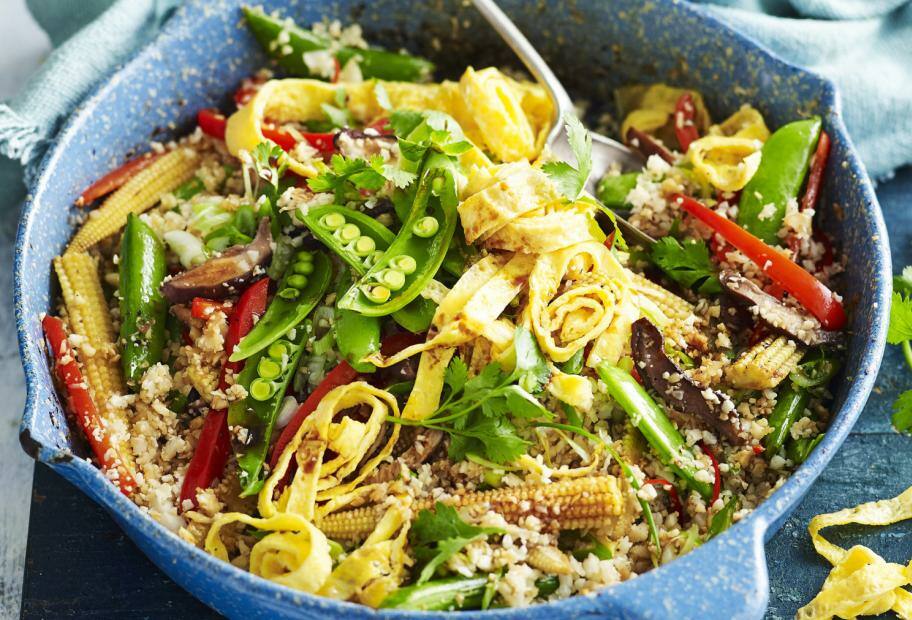 Gebratener Blumenkohlreis mit Gemüse und Omelett