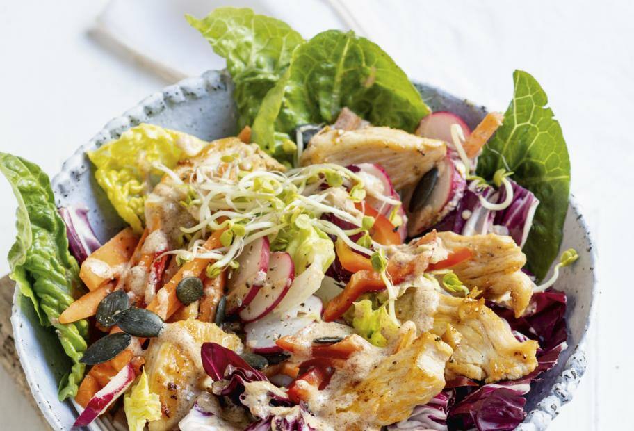 Hähnchensalat mit Mandeldressing und Sprossen