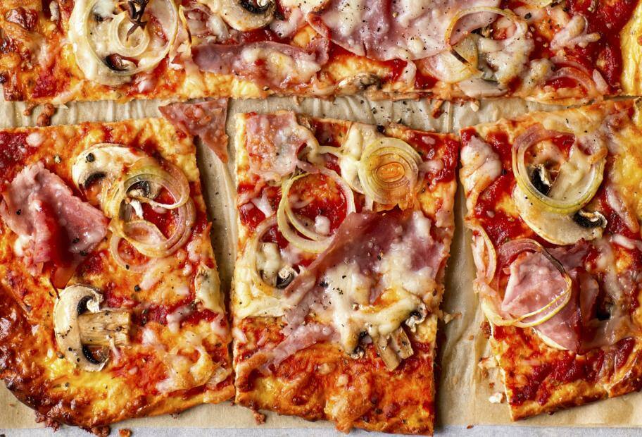 Käse-Piz­za mit Cham­pi­gnons und Schin­ken
