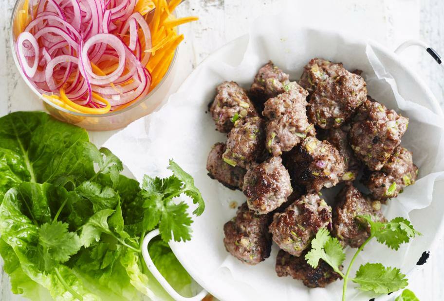 Vietnamesische Hackbällchen auf Salat