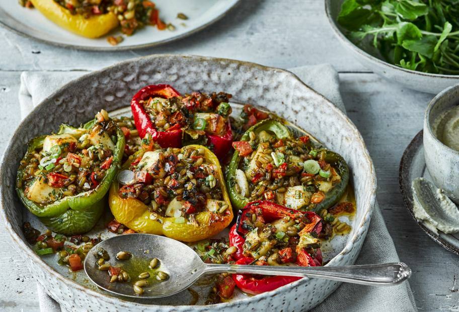 Paprika mit Freekeh-Halloumi-Füllung