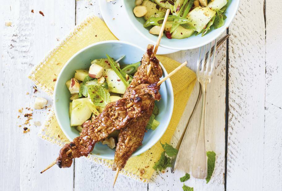 Marinierte Rindfleisch-Spieße mit Apfel-Gurken-Salat