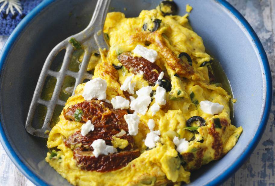 Rührei mit Feta und getrockneten Tomaten