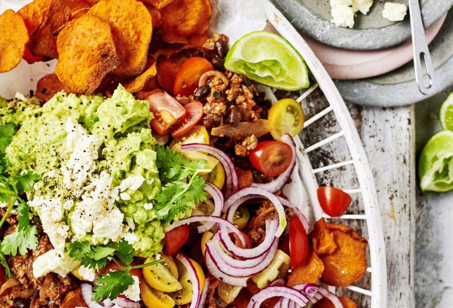 Süßkartoffel-Nachos mit Rinderhack, Avocado und Feta