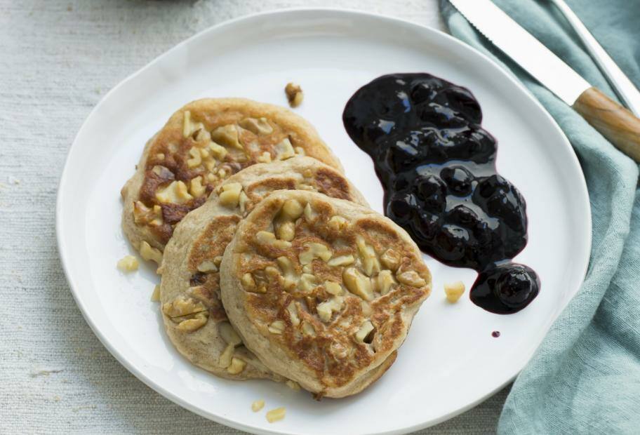 Bananen-Pancakes mit Walnüssen und Heidelbeersauce
