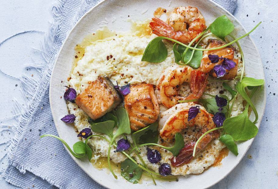 Blumenkohlreis mit Lachs und Garnelen