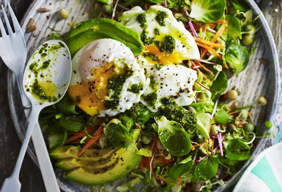 Salat mit grünem Pesto und pochiertem Ei