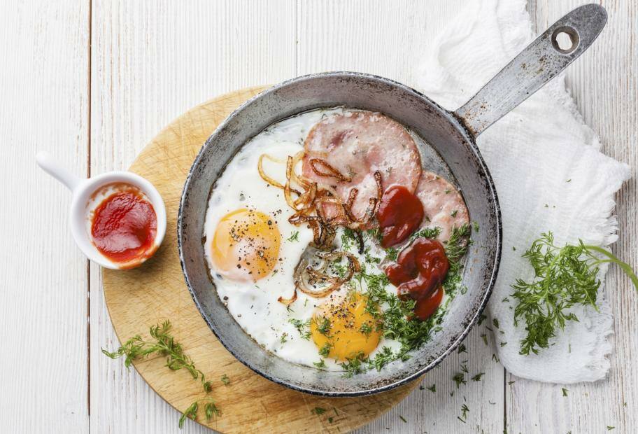 Frühstücks-Spiegelei mit Wurst