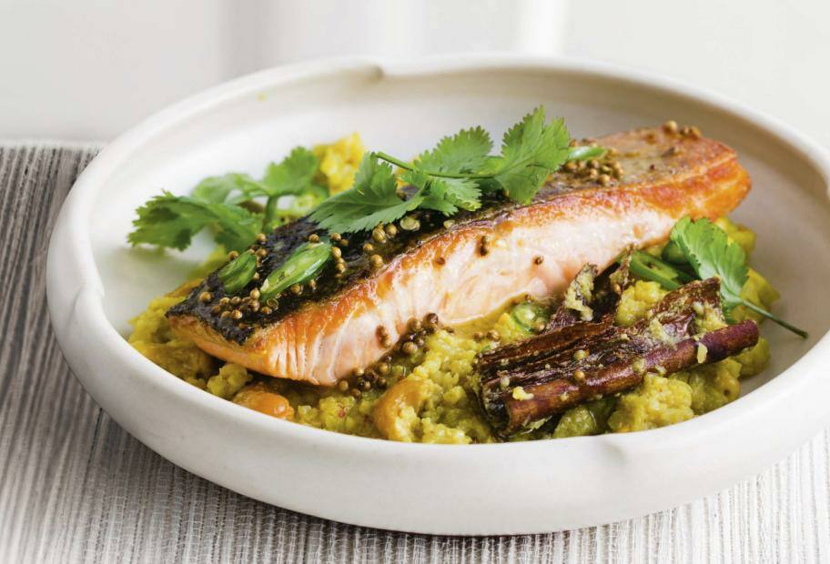 Gebratener Lachs mit Kokos-Blumenkohlreis