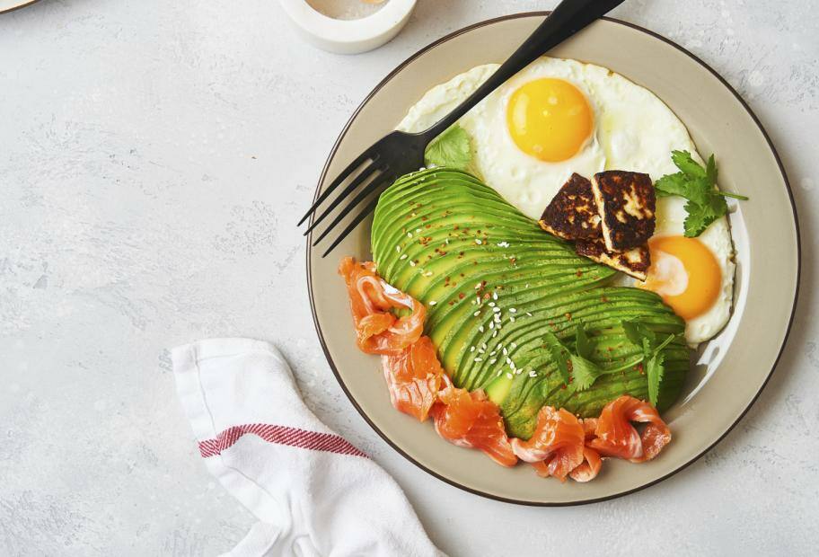 Keto-Frühstück mit Avocado, Ei, Käse und Lachs