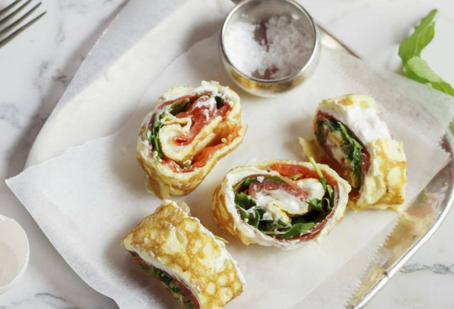 Omelett-Röllchen mit Räucherlachs