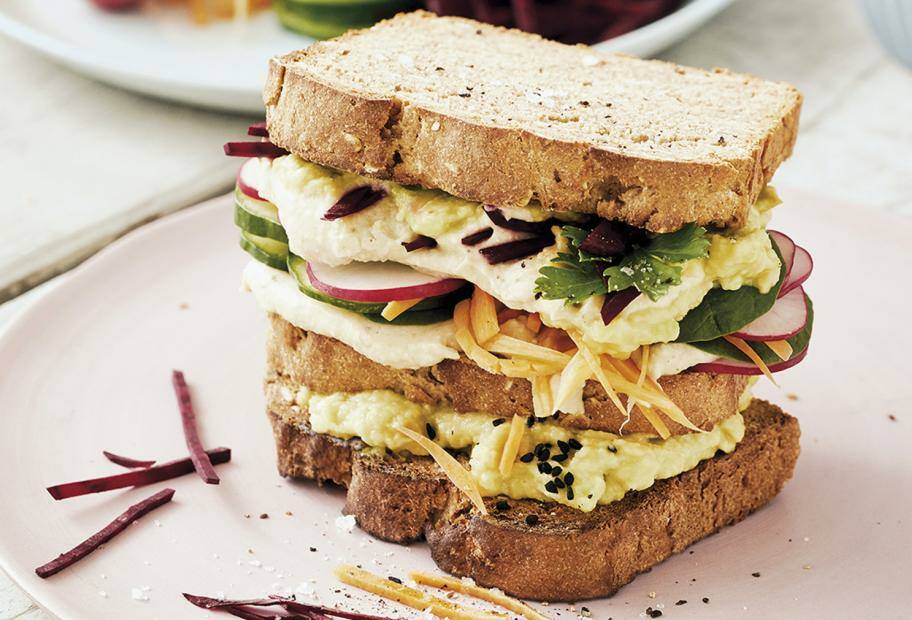 Sandwich mit Gemüse, Sesam und Hummus