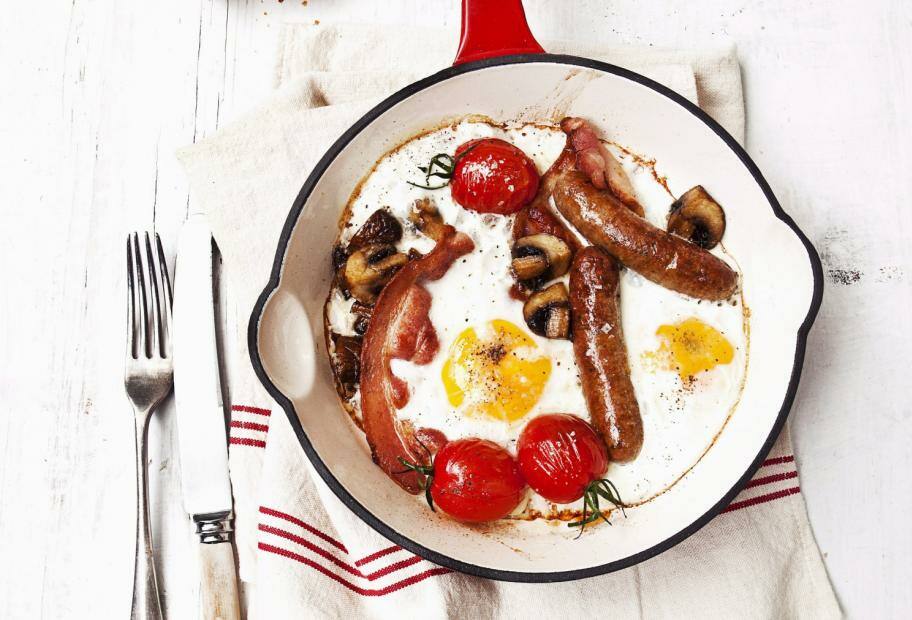English Breakfast: Spiegelei mit Bratwurst