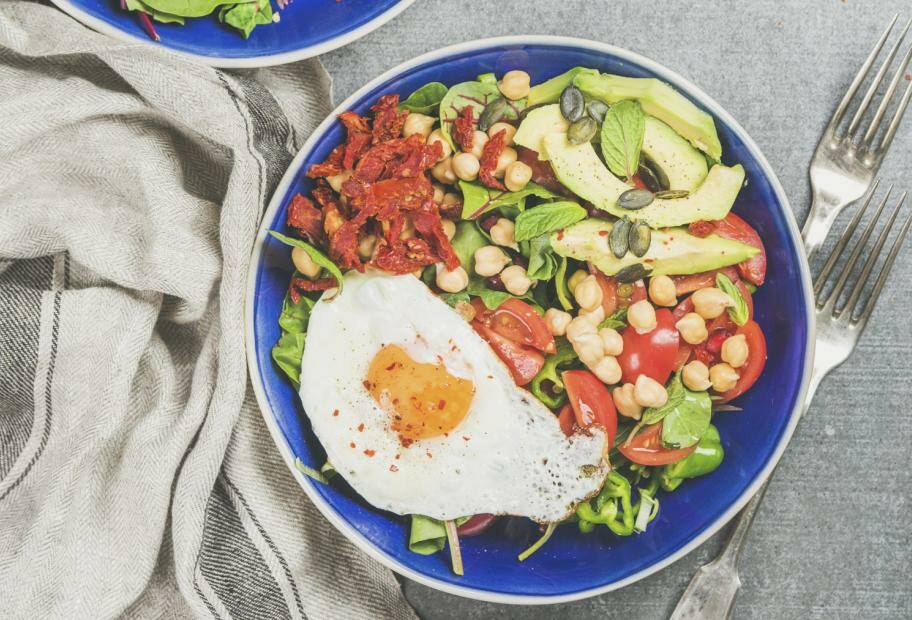 Frühstücks-Bowl mit Spiegelei und Gemüse