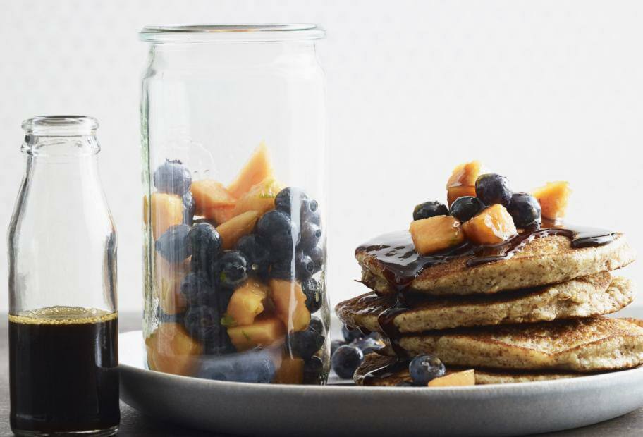 Mandel-Pancakes mit Papaya und Blaubeeren