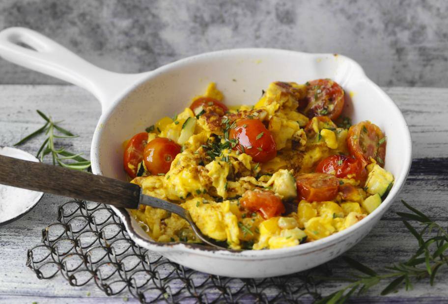 Rührei mit Zucchini, Paprika und Kirschtomaten