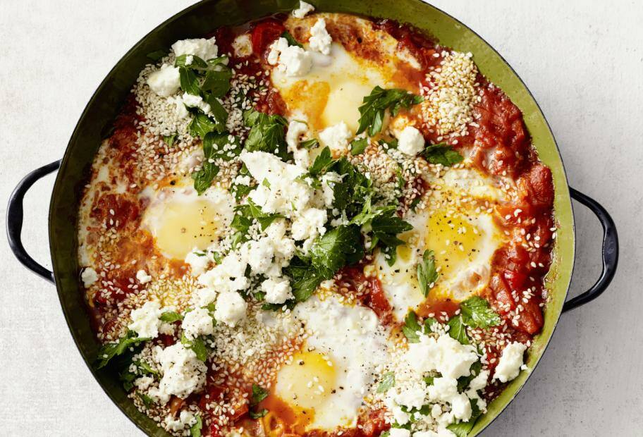 Shakshuka mit Schafkäse und Sesam