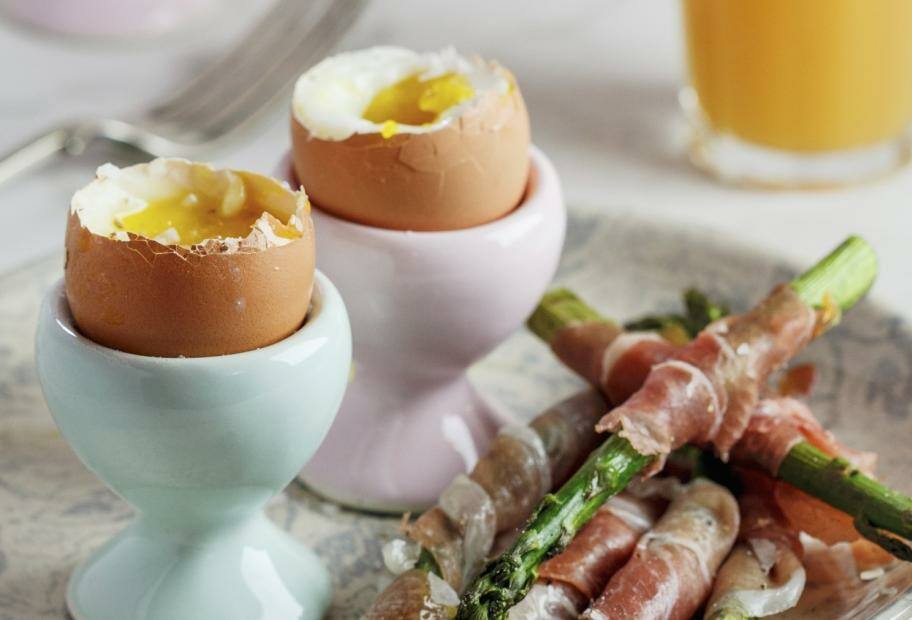 Grüner Spargel mit Parmaschinken und Eiern
