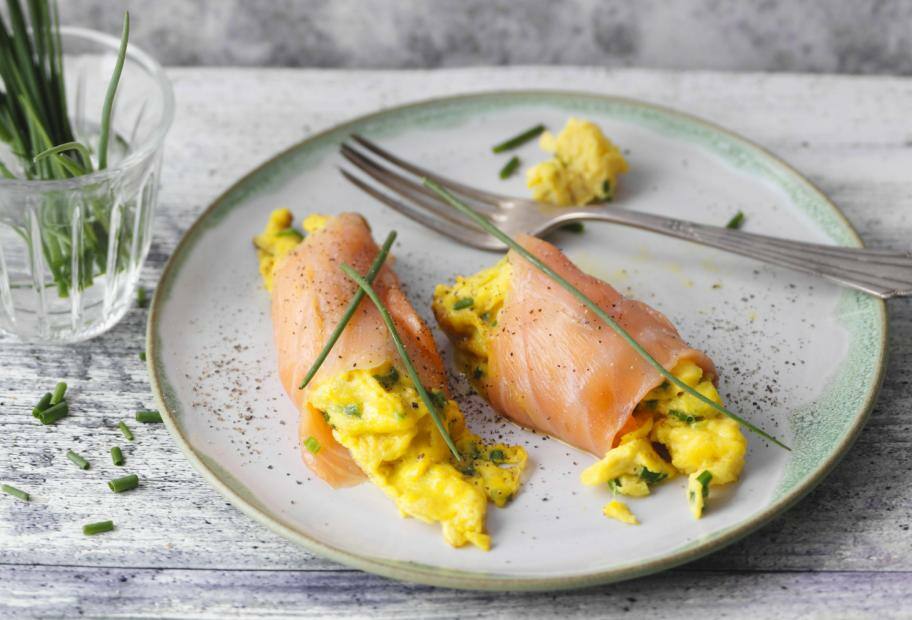 Rührei im Räucherlachsmantel