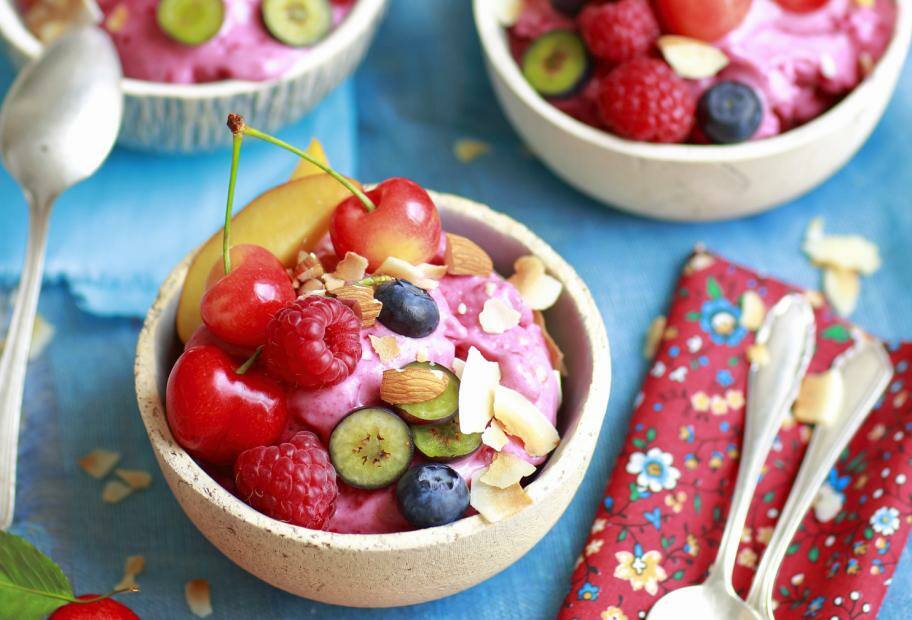 Nicecream mit Bananen und Himbeeren