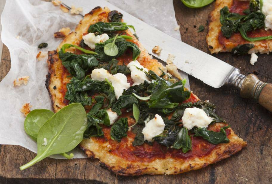 Blumenkohl-Pizza mit Spinat und Käse