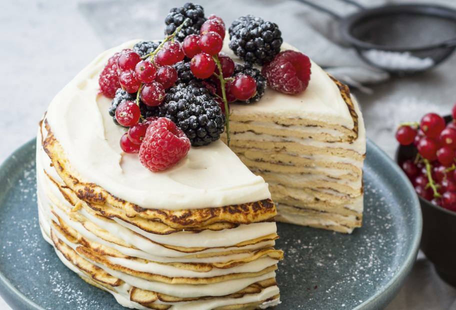 Crêpes-Torte mit Limettencreme und Beeren