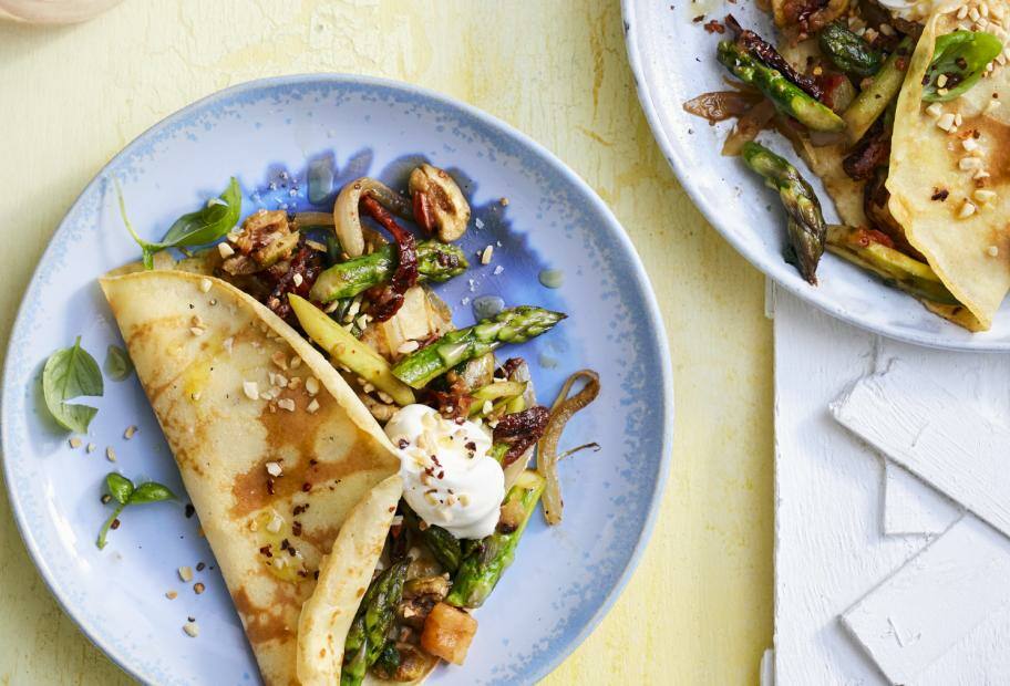 Crêpes mit grünem Spargel, Tomaten und Oliven