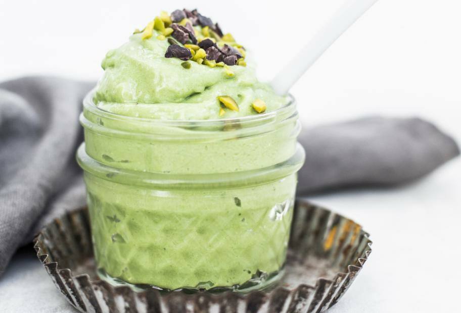 Nicecream mit Banane, Avocado und Pistazien