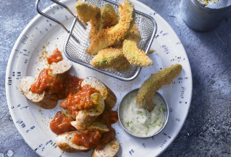 Currywurst mit Avocado Frites und Limetten-Mayo