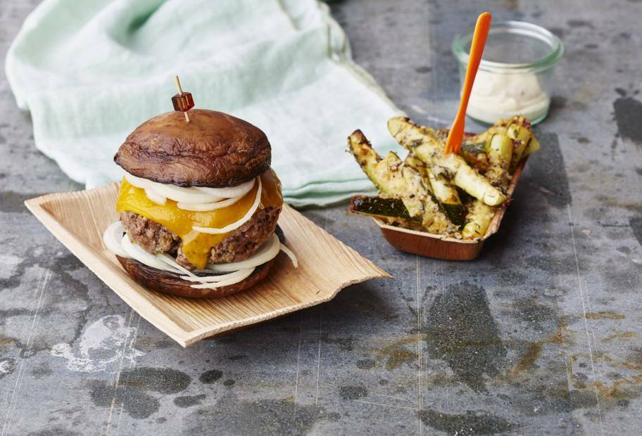 Burger mit Zucchini Frites und Joghurt-Dip