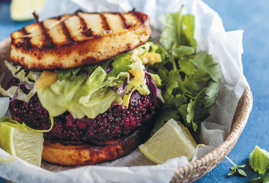 Quinoa-Süßkartoffel-Burger mit Roter Bete in Halloumi Buns