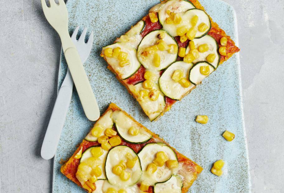 Kürbispizza mit Zucchini und Mais