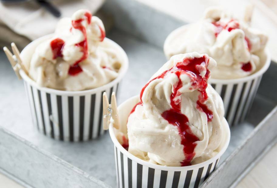 Nicecream mit Banane und Himbeersauce